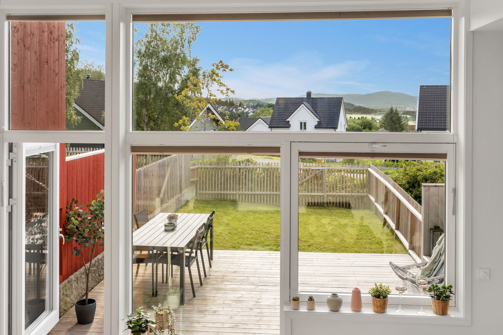 Med vindusflater fra gulv til tak får man et herlig lysinnslipp, og i kombinasjon med nevnte takhøyde bidrar dette til en lett og luftig atmosfære. Galleribilde