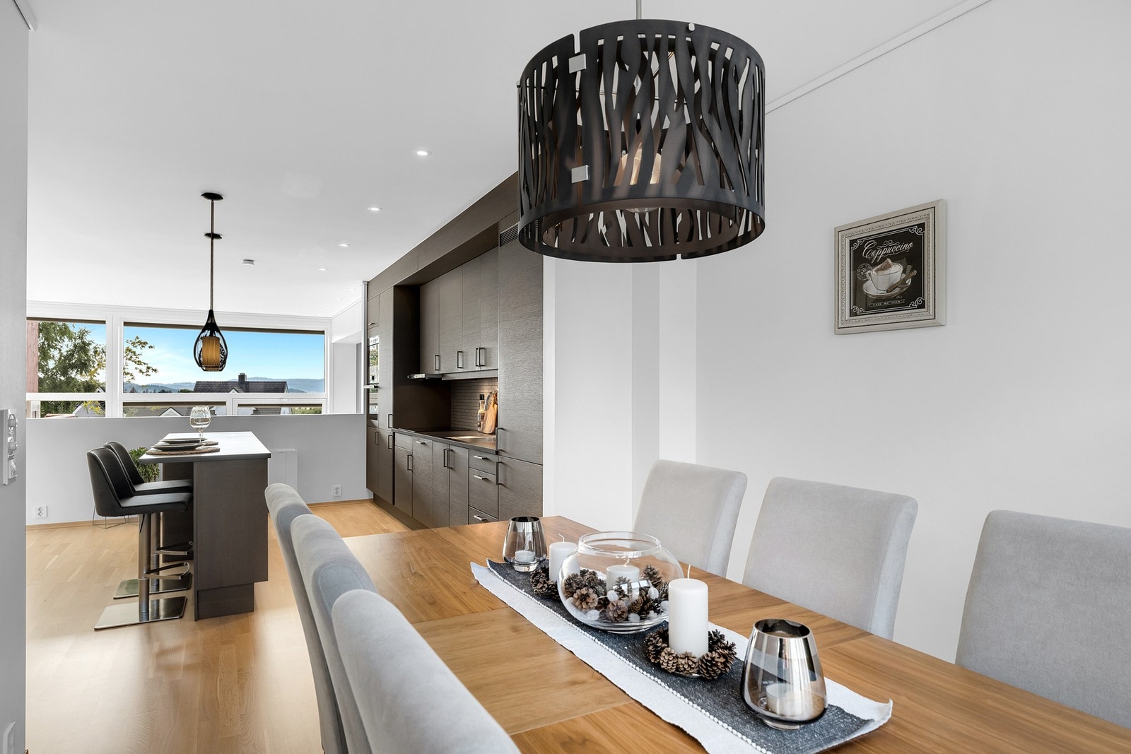 I tilknytning til kjøkkenet har du en spisestue på hele 9 kvm. Her får du plass til storfamilien på de ekstra spesielle dagene. Galleribilde