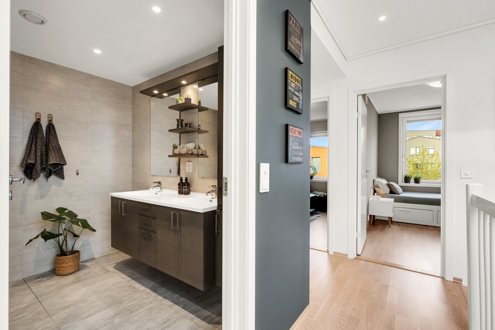 Gang i 2. etasje sett mot bad. Trappen opp er en oppgradert modell med belysning. Galleribilde