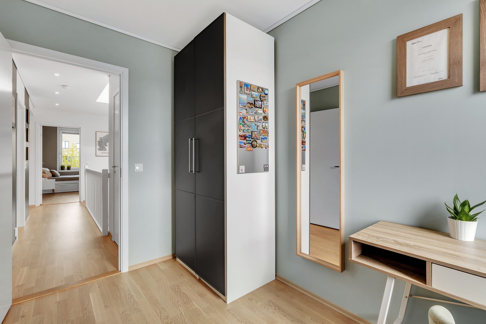 God plass til både seng og garderobeløsninger. Galleribilde