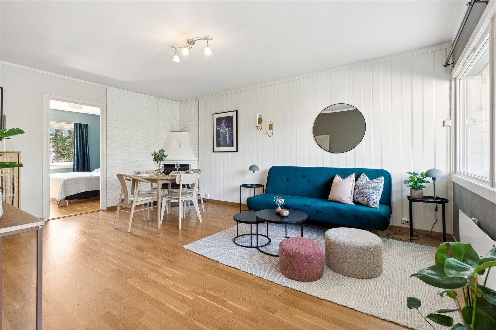Stuen har god plass til spisebord i tillegg til salong. Galleribilde