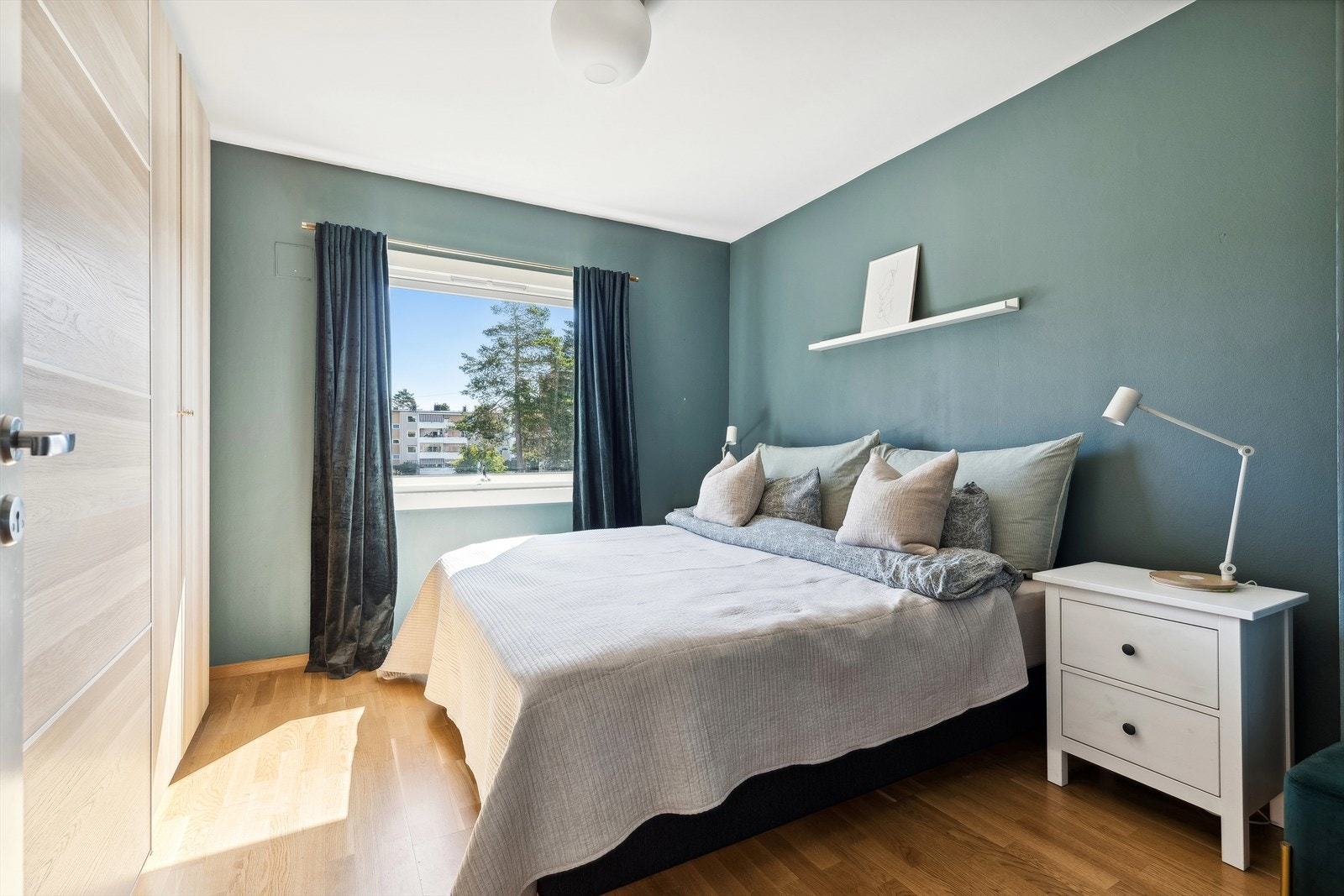 Hovedsoverom med stor skyvedørsgarderobe og frittstående garederobskap i samme stil. Galleribilde
