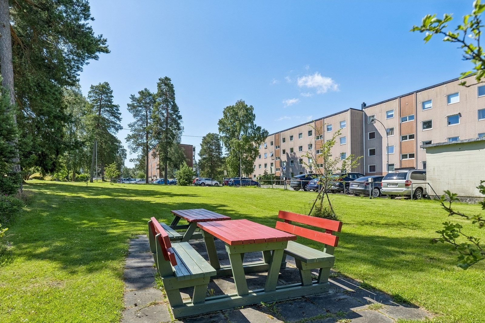 Borettslaget er meget barnevennlig med store grøntområder, sittegrupper og lekeplass. Galleribilde