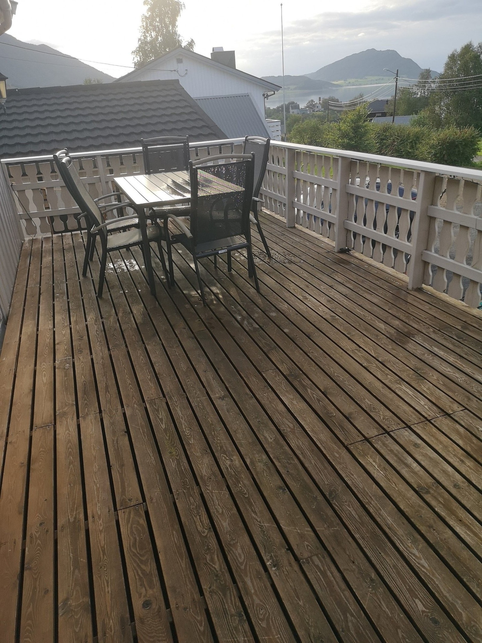 Veranda på nedsiden av huset mot havet Galleribilde
