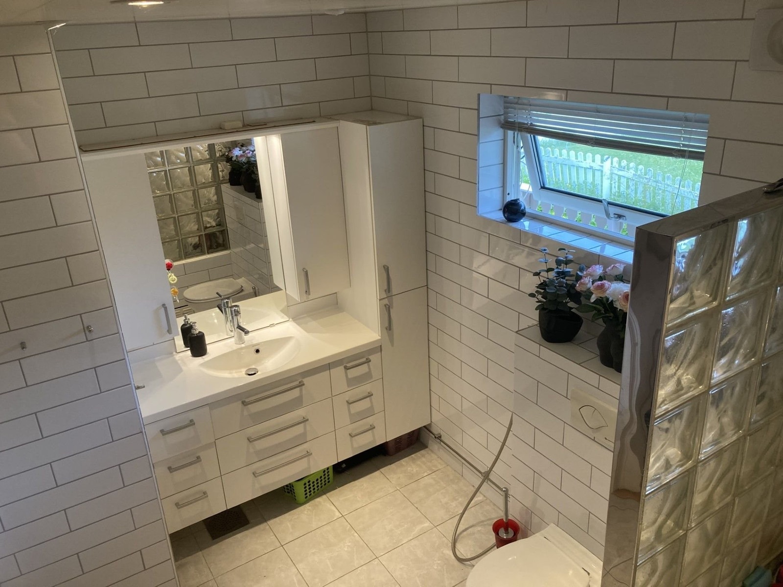 Stort bad med kombinert badekar og dusj Galleribilde