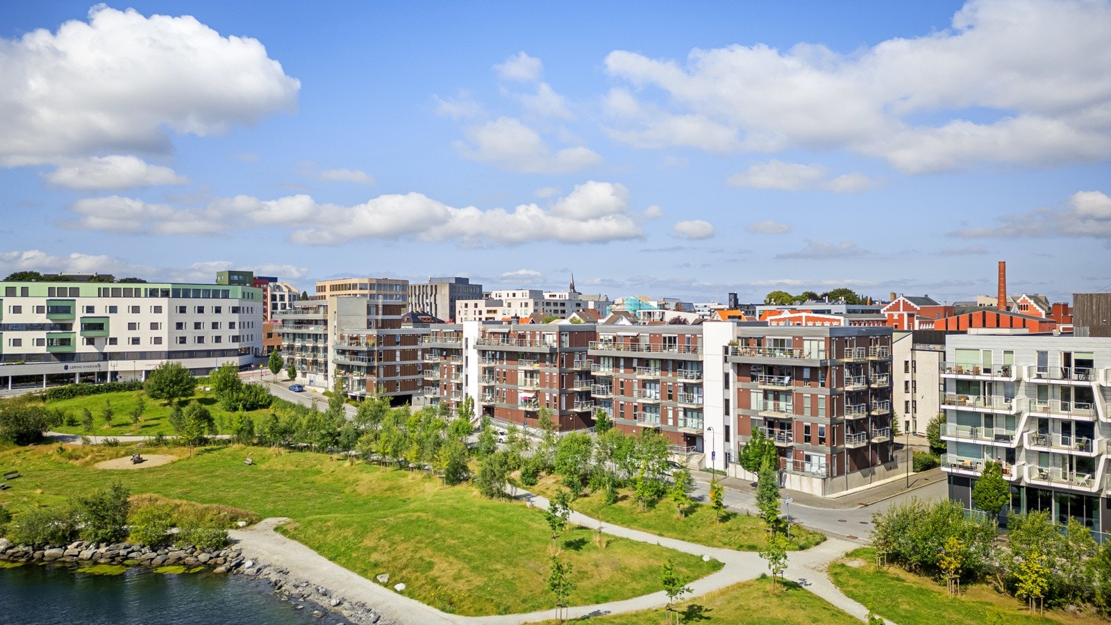 Velkommen til Siriskjeret 6, og en lys og trivelig leilighet i en høy 2.etasje. Galleribilde