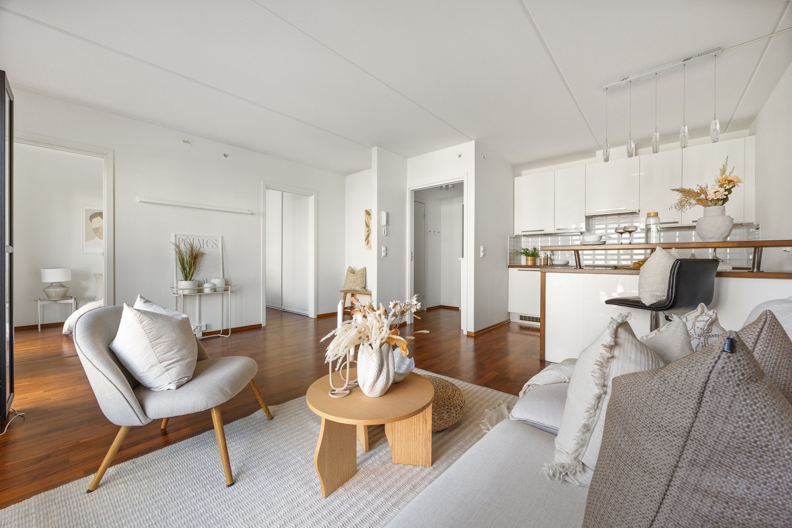 Romslig stue med god plass til både spisebord og sofagruppe. Galleribilde