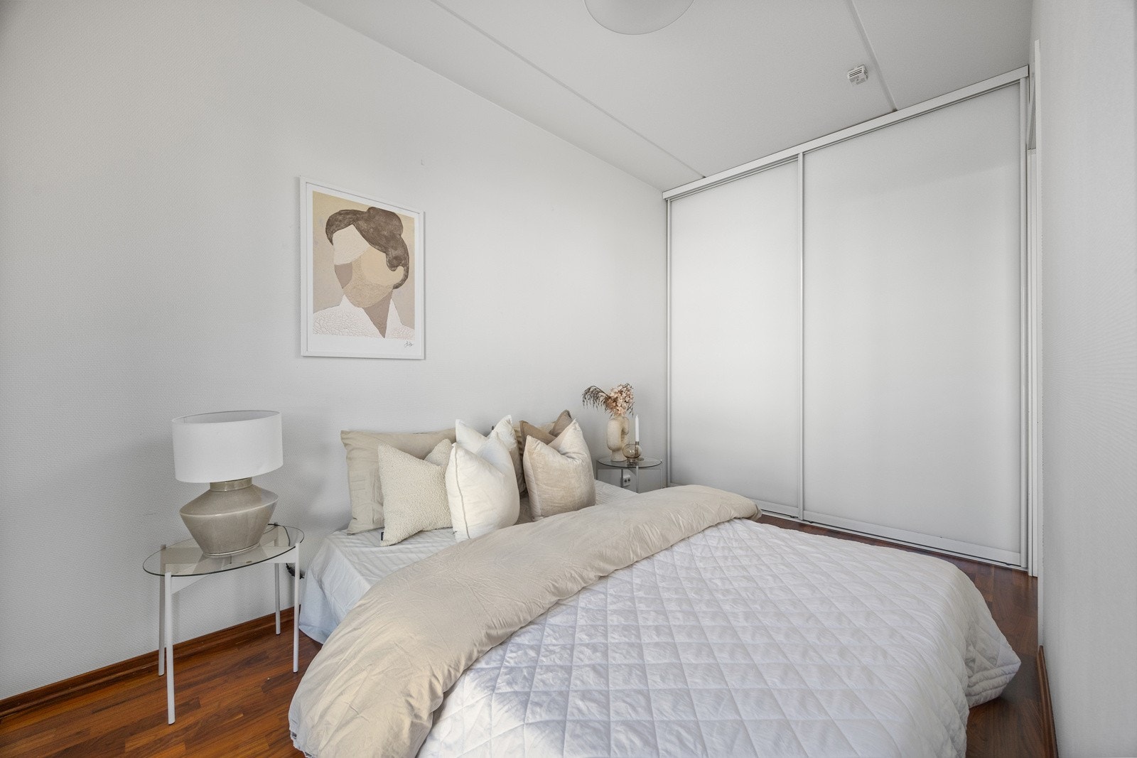 Leiligheten har et luftig soverom med skyvedørsgarderobe med gode oppbevaringsmuligheter. Galleribilde