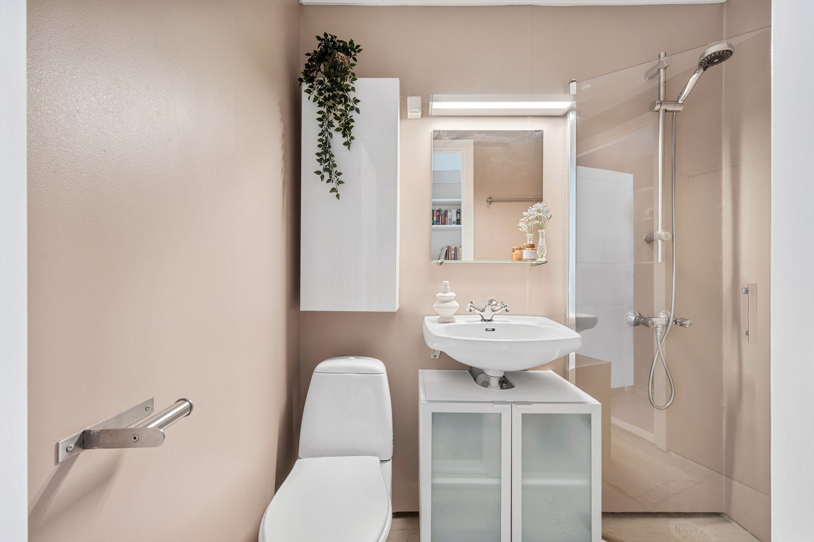 - Badet er malt i en delikat beige farge - merk innfellbare dusjdører - Galleribilde