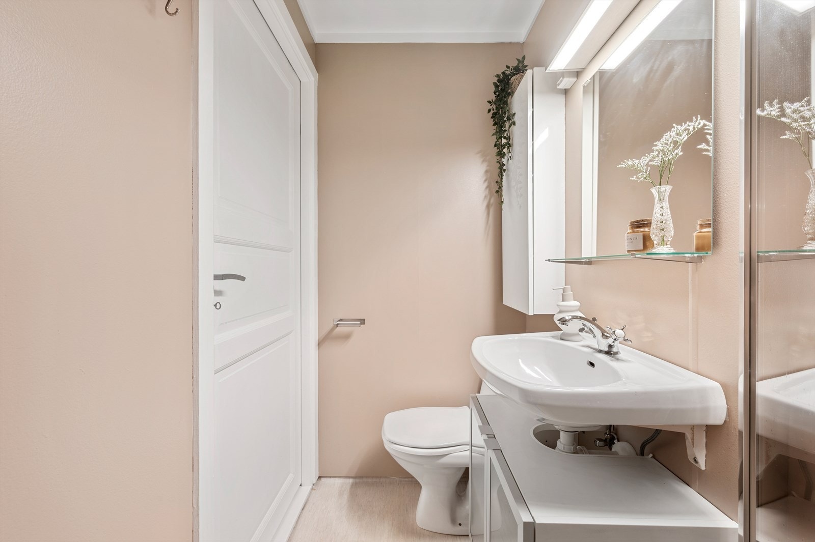 - God plass til oppbevaring i servant- og vegghengt skap - Galleribilde