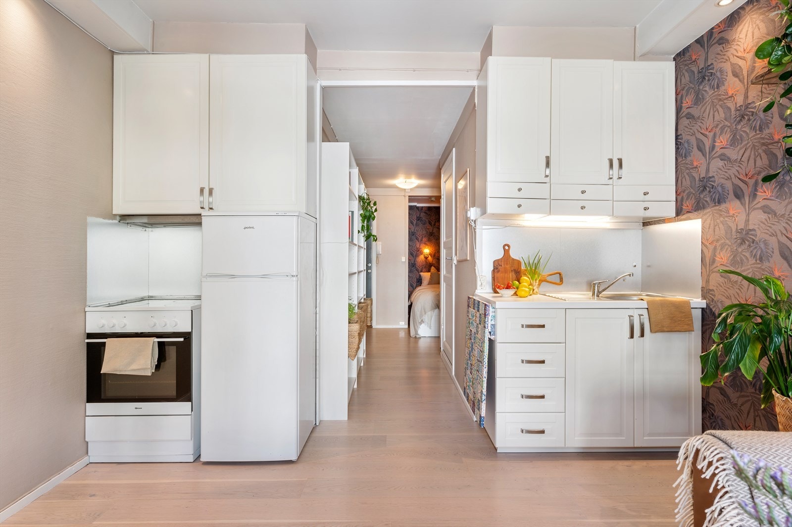 - Kjøkkeninnredning med profilerte fronter og benkeplate av laminat - Galleribilde