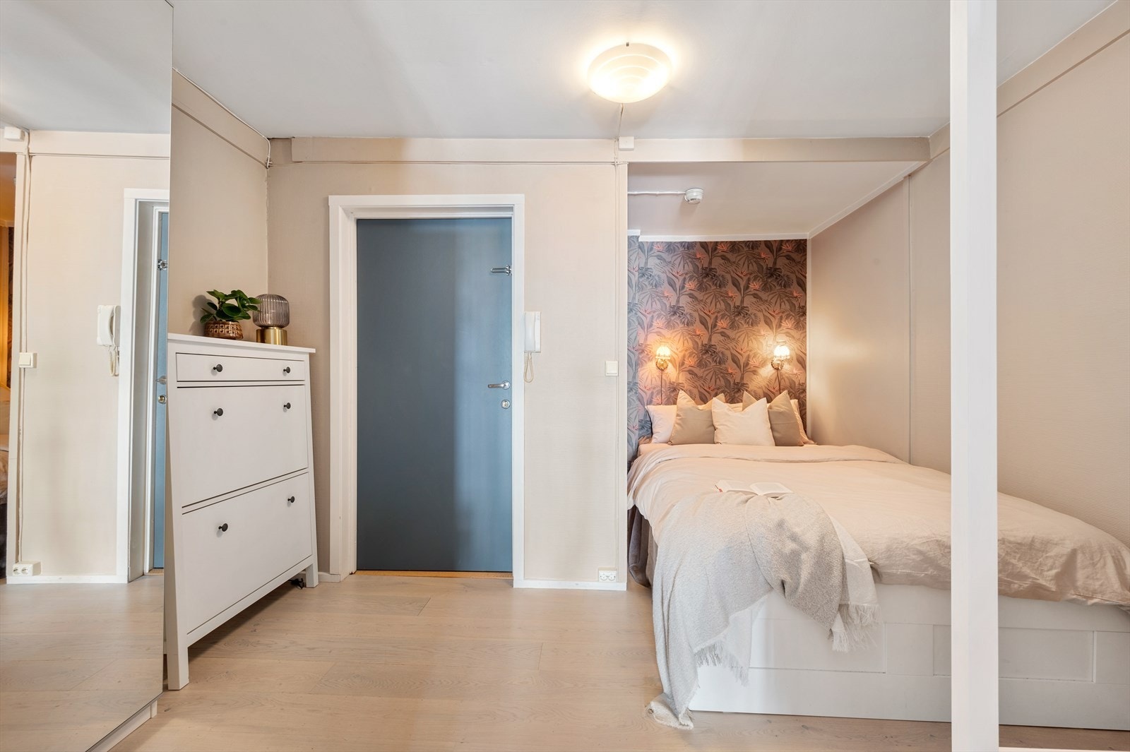 - God plass til dobbeltseng og øvrig møblement - Galleribilde