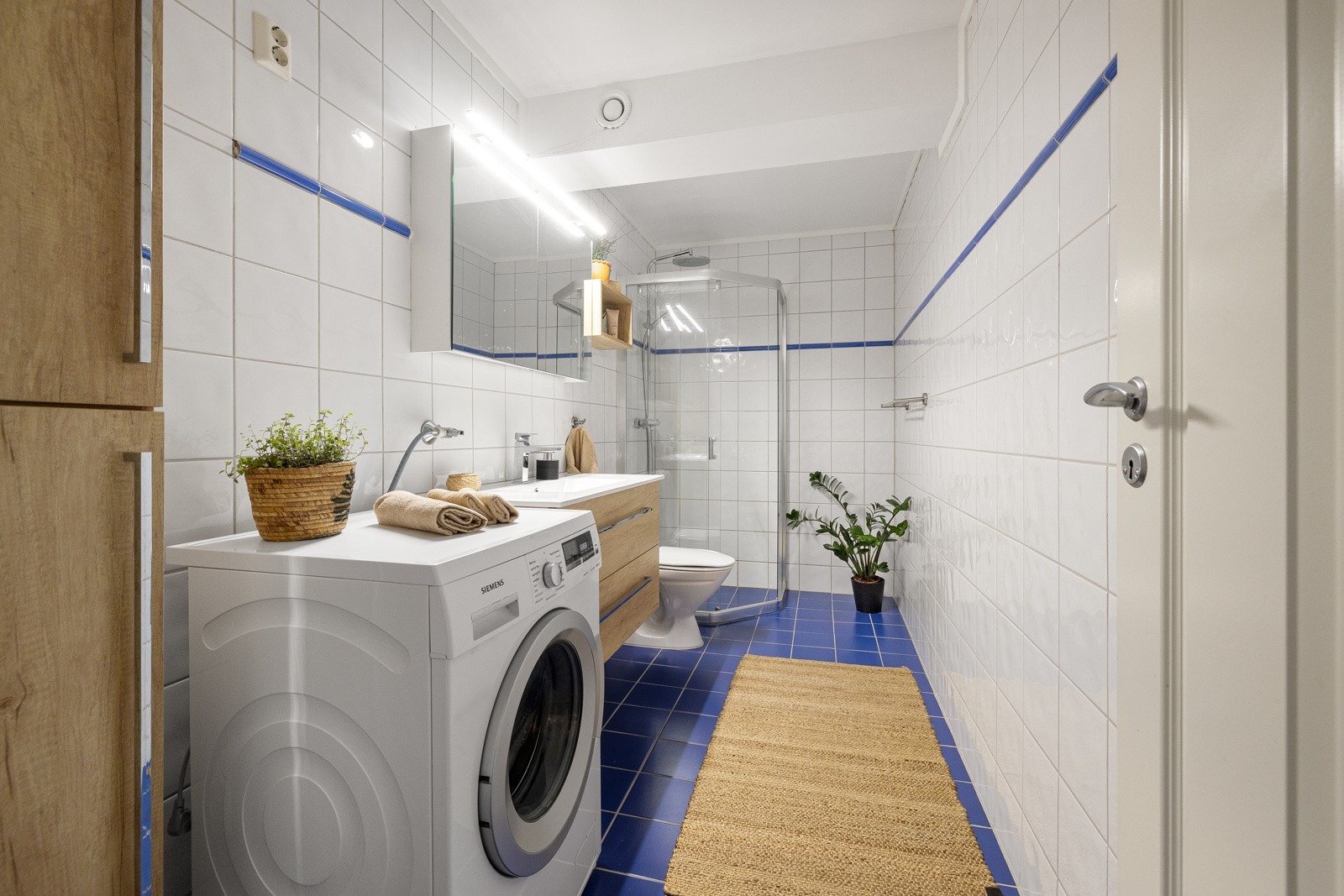 Flott bad med tidløse fliser fra 1998. Badet har flislagt gulv med varmekabler, flislagte vegger og det er opplegg for vaskemaskin. Galleribilde
