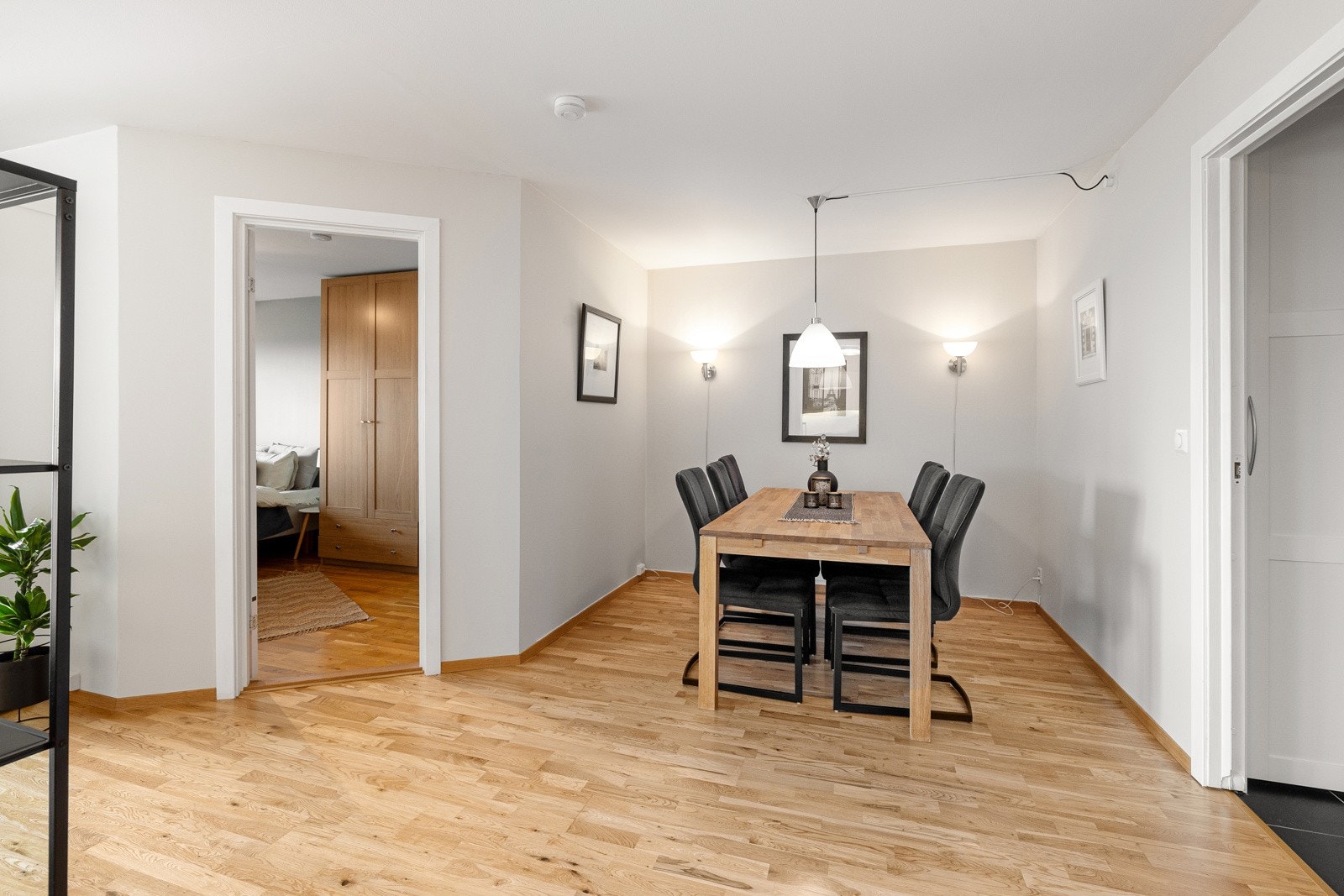 Kjøkkenet ligger i en fin åpen løsning mot spisestue og det er god plass til stort spisebord. Galleribilde