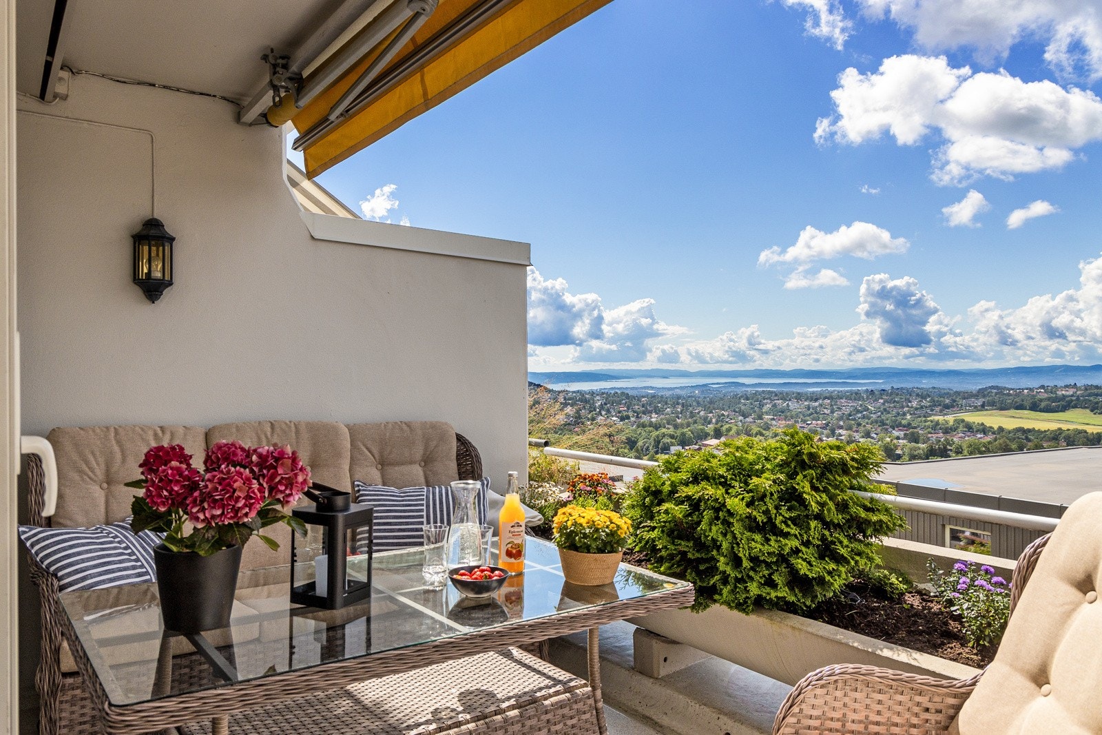 Sydvestvendt terrasse med gode muligheter for sene grillkvelder. Det er også bod tilknyttet terrassen. Galleribilde