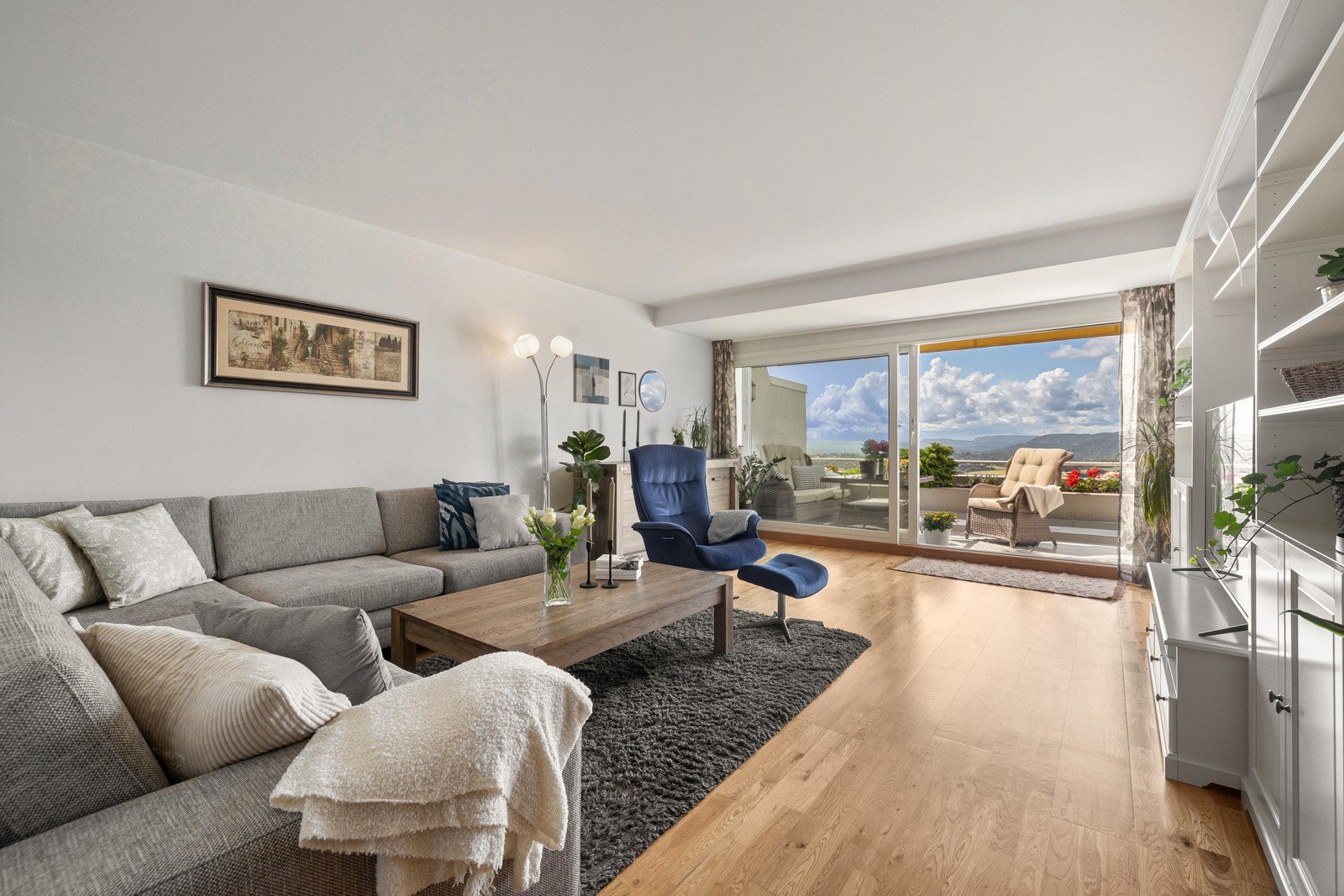 Stuen er lys og fin, og skyvedøren ut mot terrassen bidrar til å bringe godt med naturlig lys inn i rommet. Galleribilde