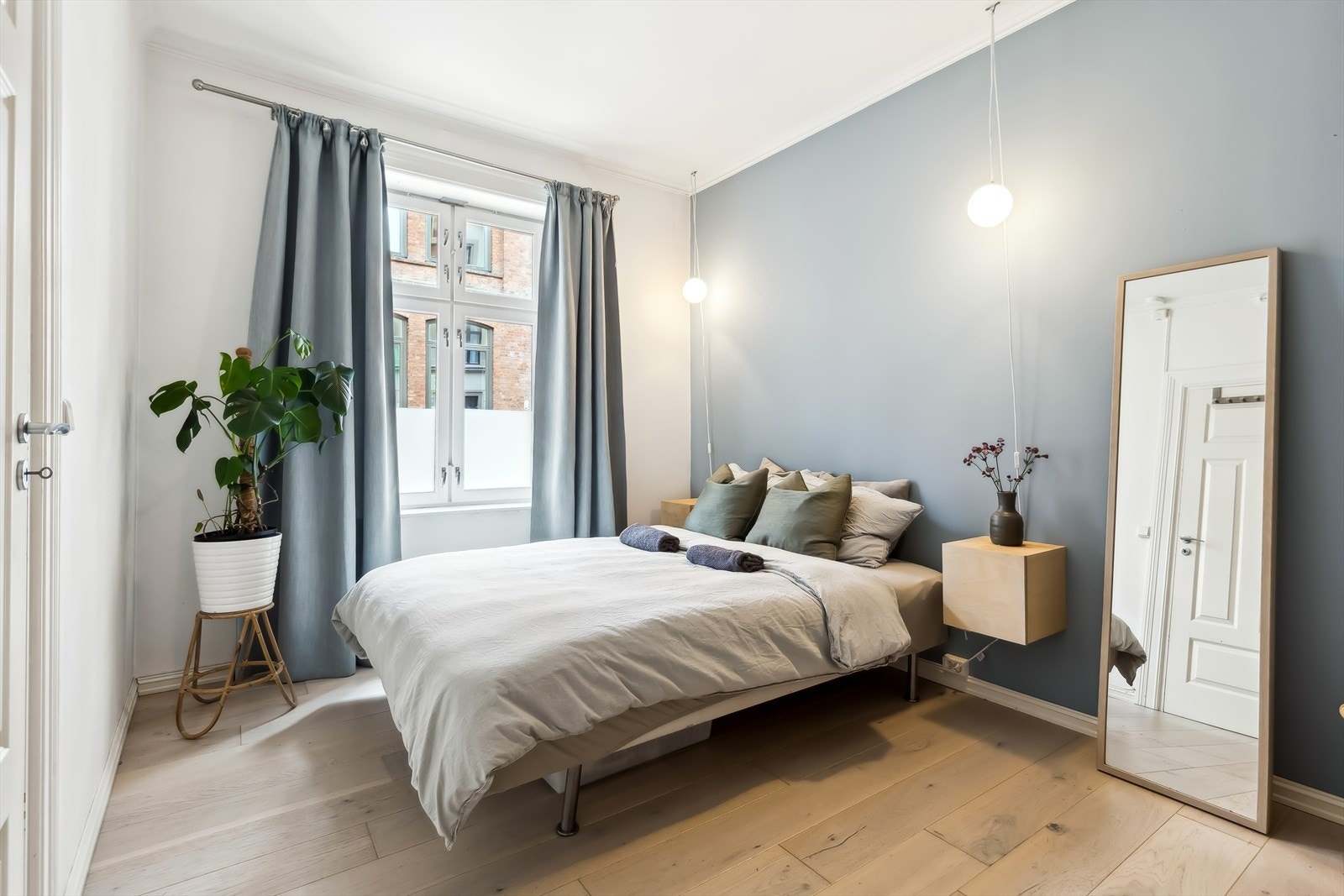 Lyst og hyggelig soverom med plass til dobbeltseng og stor garderobeløsning. God plass til arbeidspult hvis man ønsker det. Enstavs eikeparkett på gulv og malte flater i behagelige farger. Galleribilde