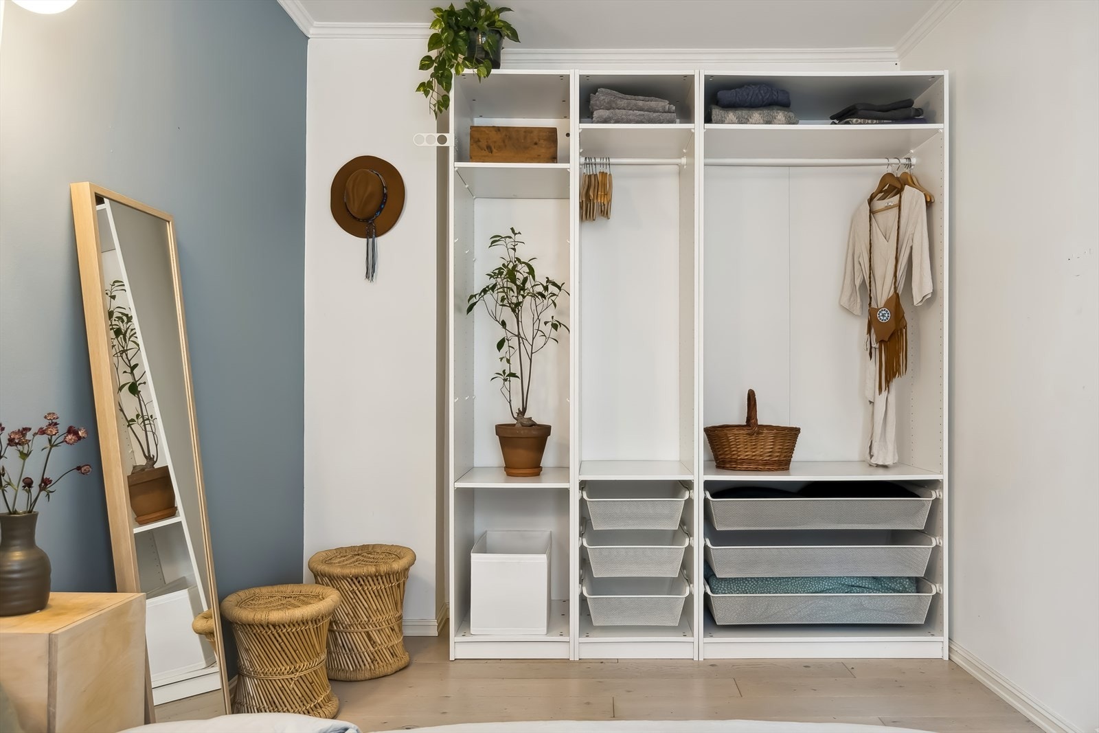 Soverommet er innredet med en praktisk garderobeløsning som medfølger salget. Galleribilde