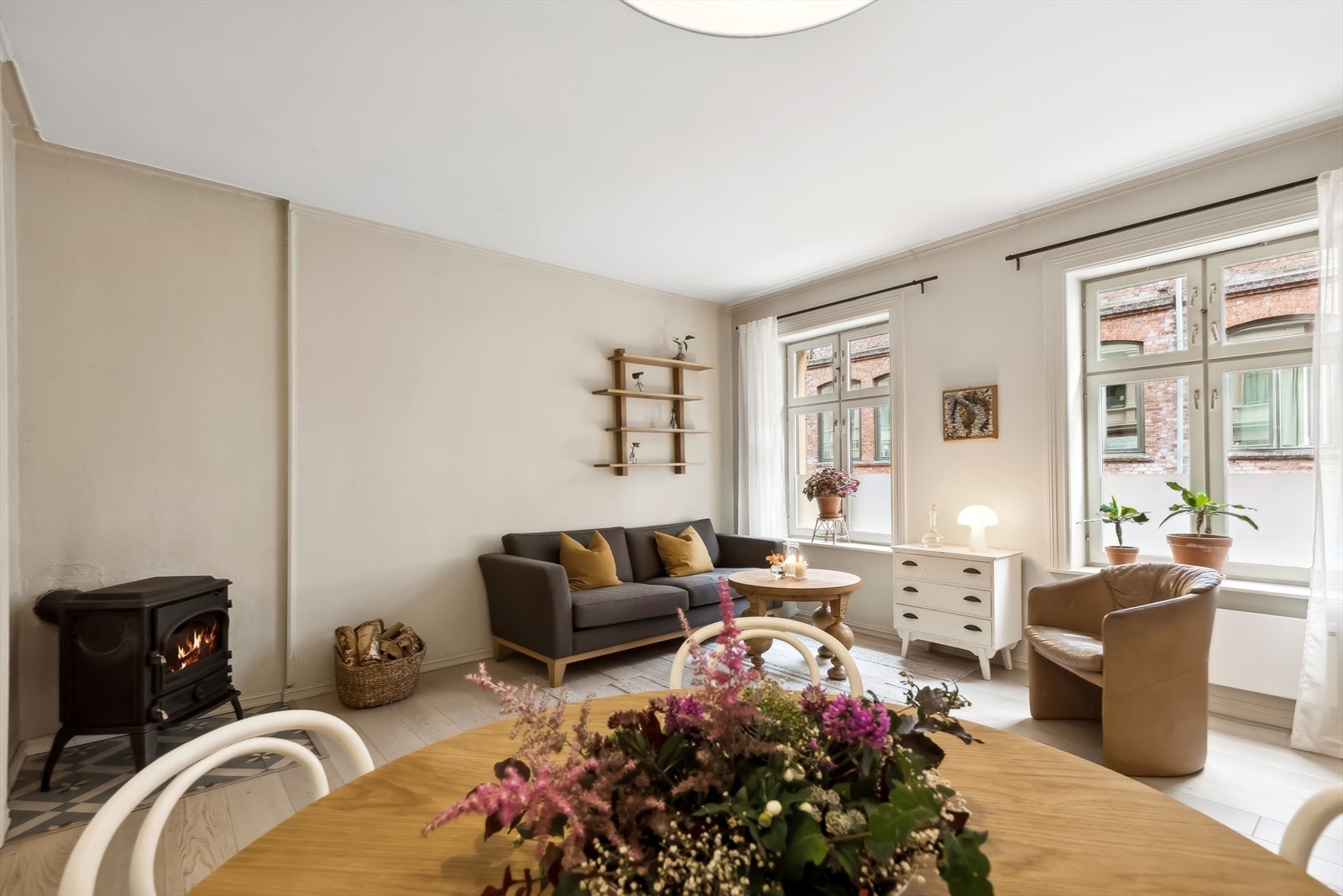 Leiligheten ligger i byggets første etasje og er gjennomgående med svært arealeffektiv planløsning, god takhøyde, peis og store vindusflater som slipper inn rikelig med naturlig lys. Galleribilde