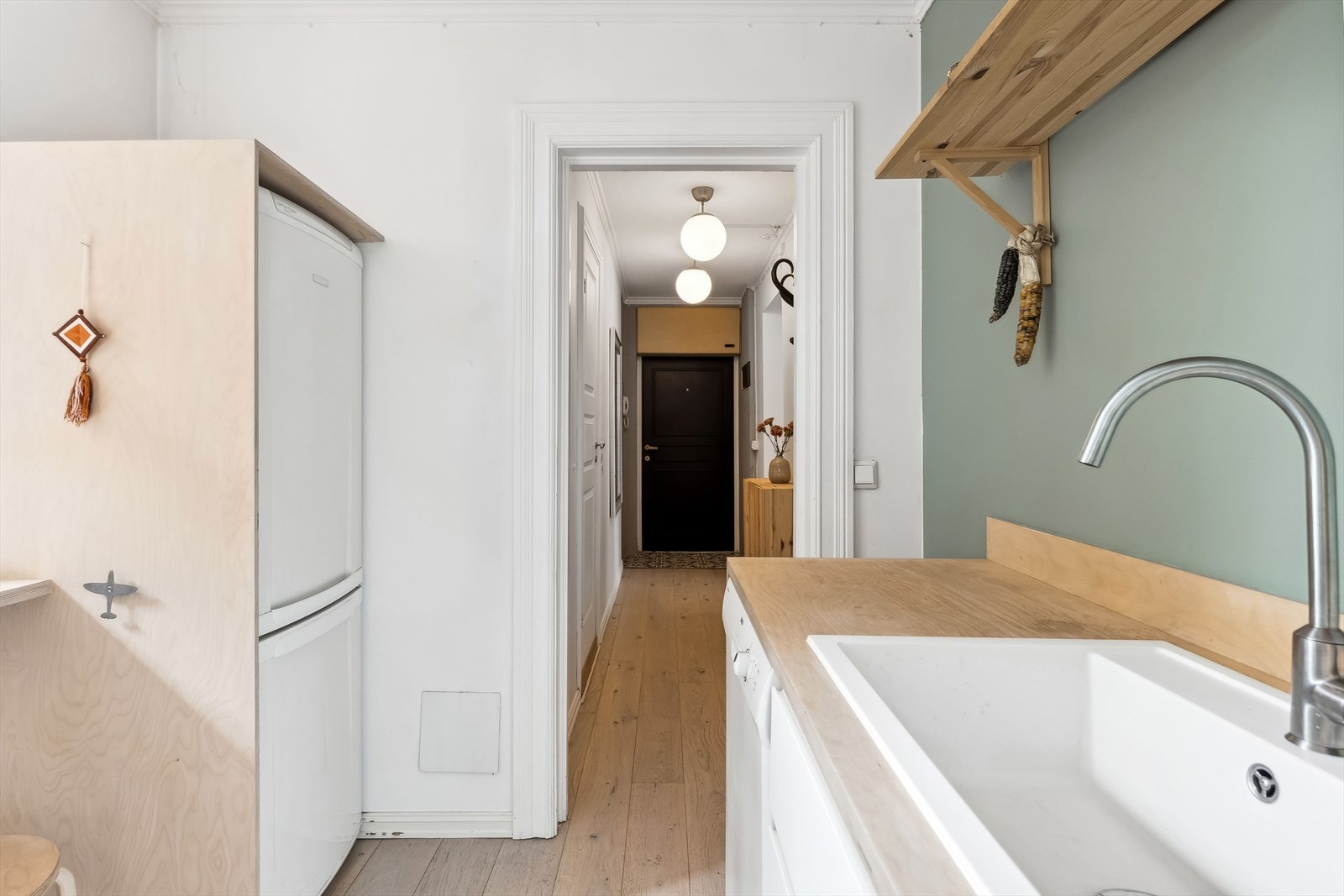 Moderne og delikat IKEA kjøkken pusset opp i 2016. Galleribilde