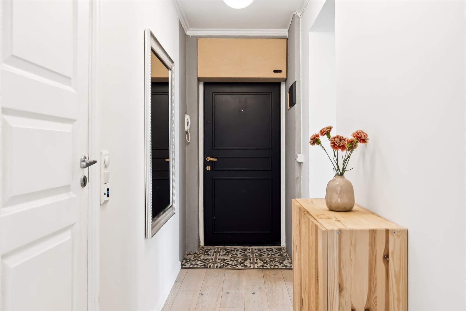 Man er velkommen inn i boligen via den lyse og innbydende entréen. Den har gode oppbevaringsmuligheter for ytterplagg. Galleribilde
