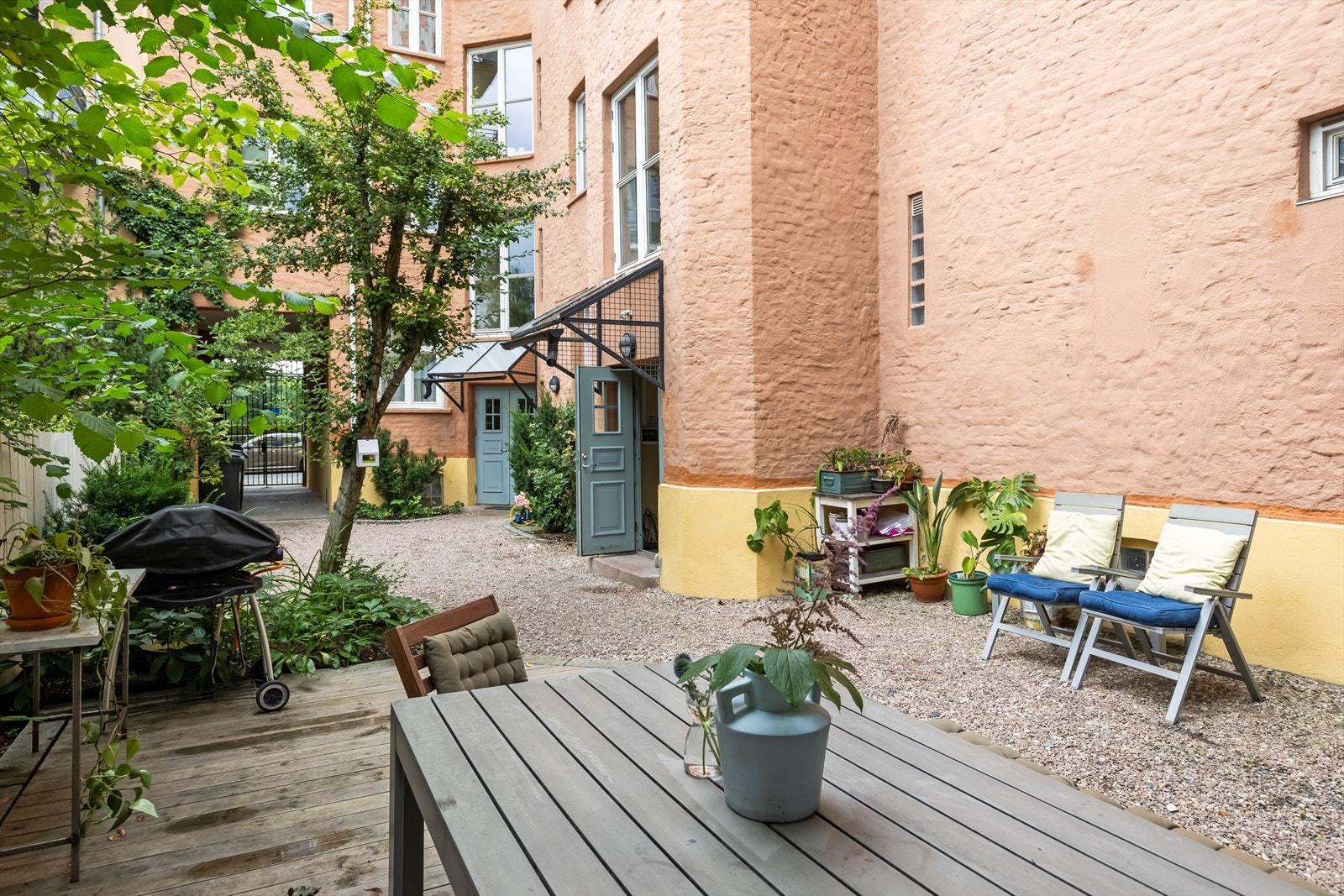 Koselig bakgård. Galleribilde