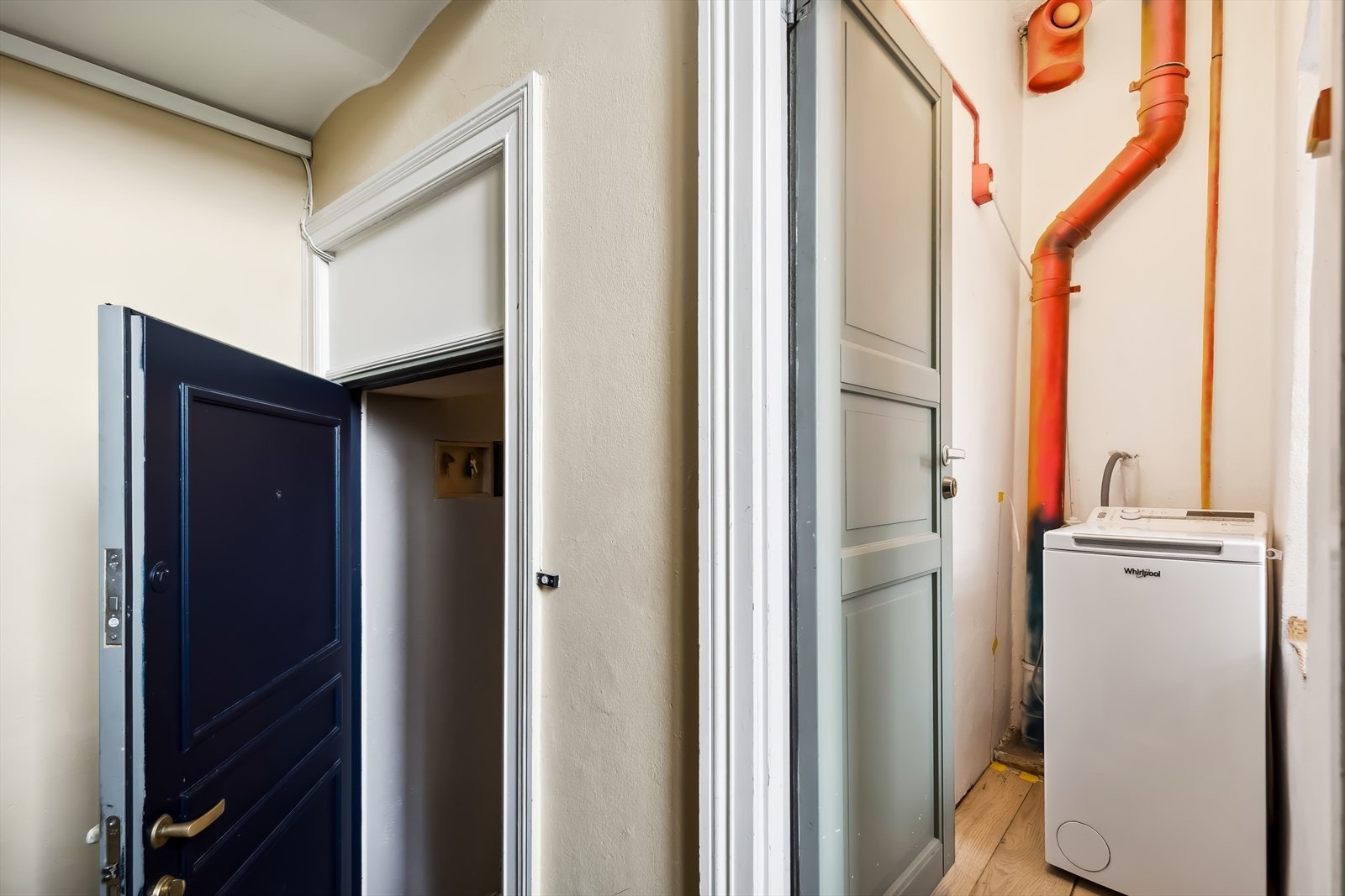 Bod i trappeoppgangen på 2 kvm utstyrt med opplegg til vaskemaskin. Galleribilde