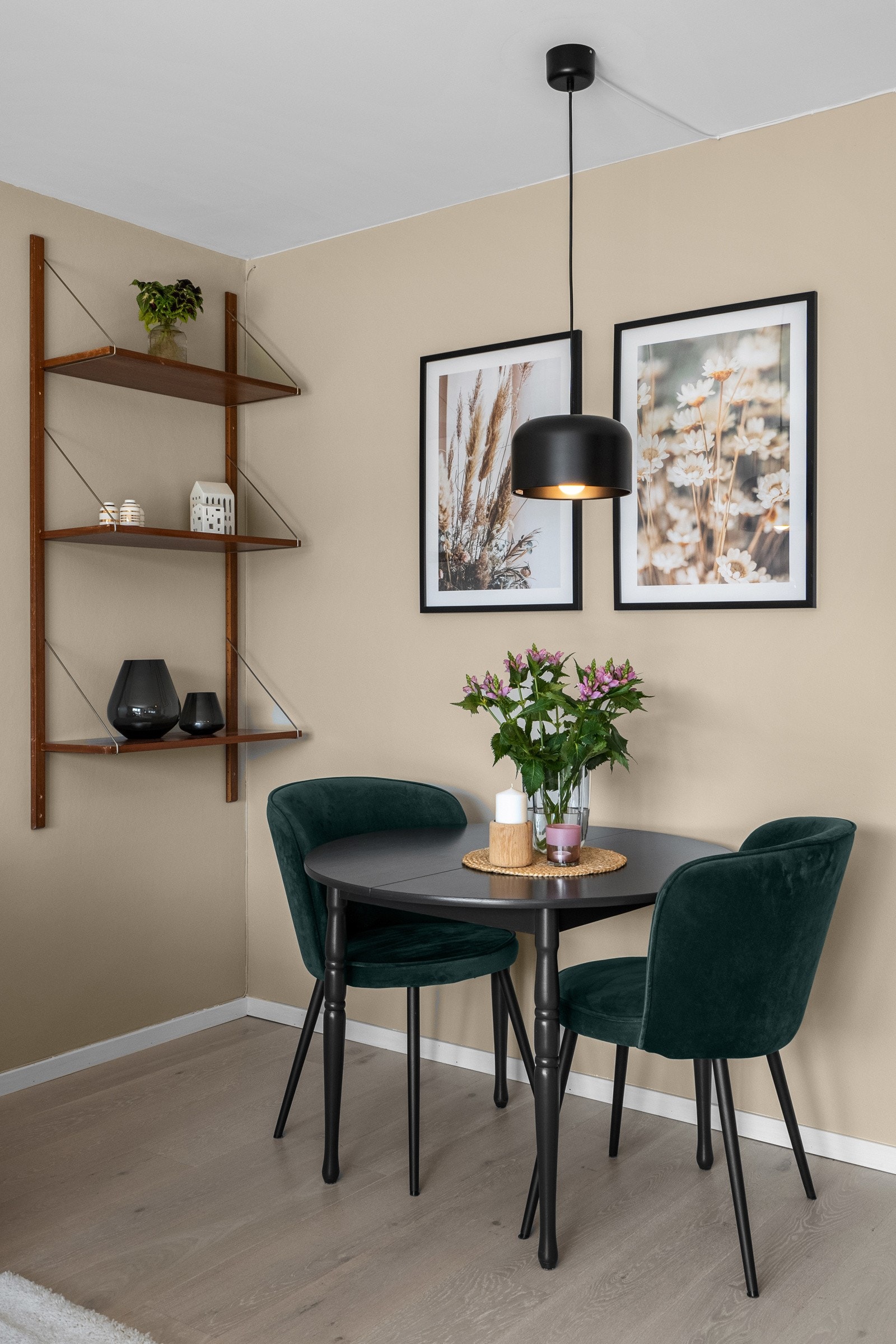 Fin spiseplass hvor måltidene kan nytes i hyggelig lag. Galleribilde