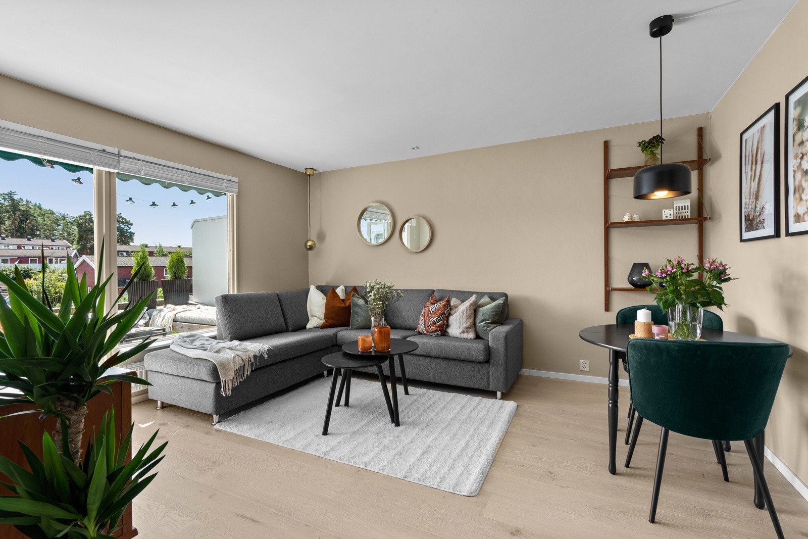 Leiligheten har en lys og delikat stue med fin plass til sofagruppe med tilhørende TV-møblement og spiseseksjon. Galleribilde