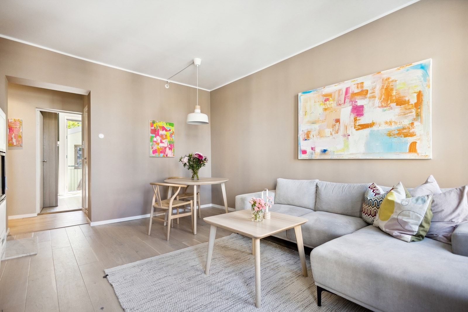 Stuen er av god størrelse, og har plass til romslig sofagruppe og spisebord Galleribilde