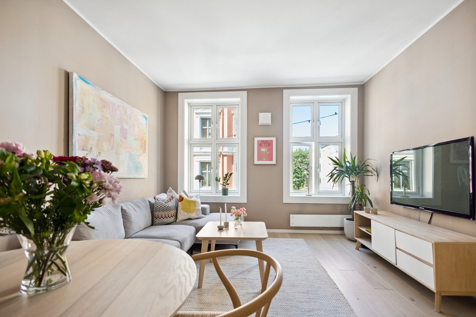 Leiligheten ble pusset opp i 2019/2020. Her får du de klassiske detaljene som god takhøyde (2,7m), store vindusflater og dype vinduskarmer Galleribilde