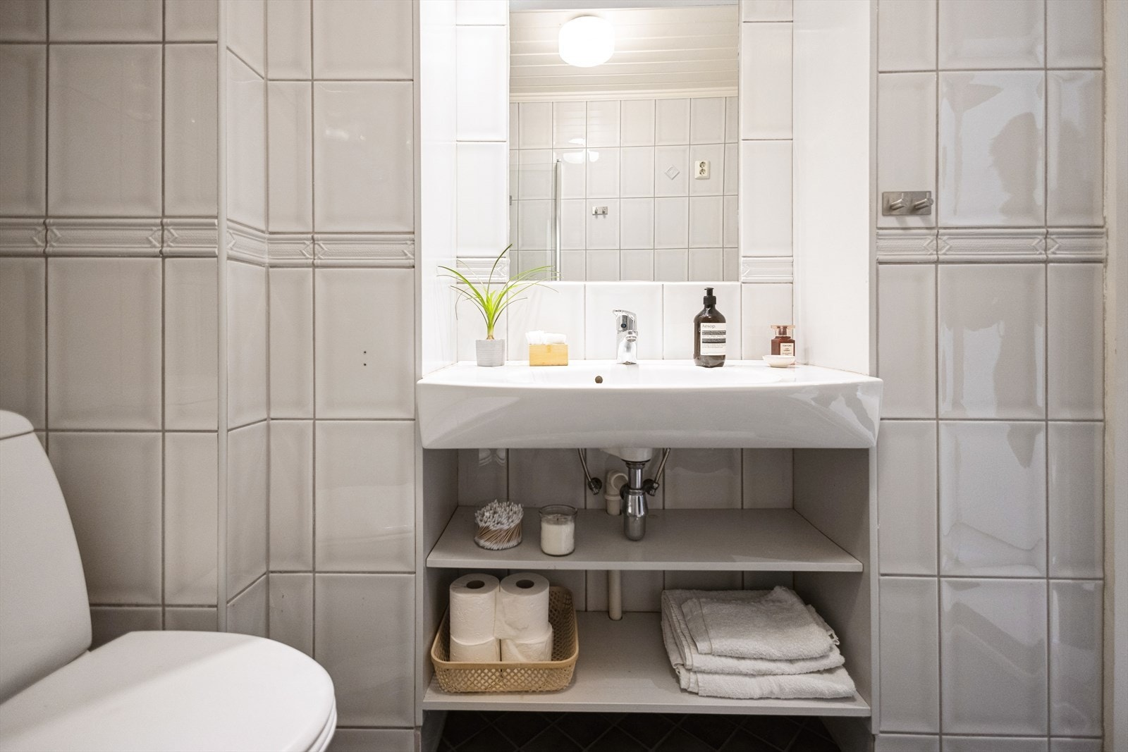 Hyller til oppbevaring på bad. Mekanisk ventilasjon. Det er foretatt hulltaking i vegg med normale verdier Galleribilde