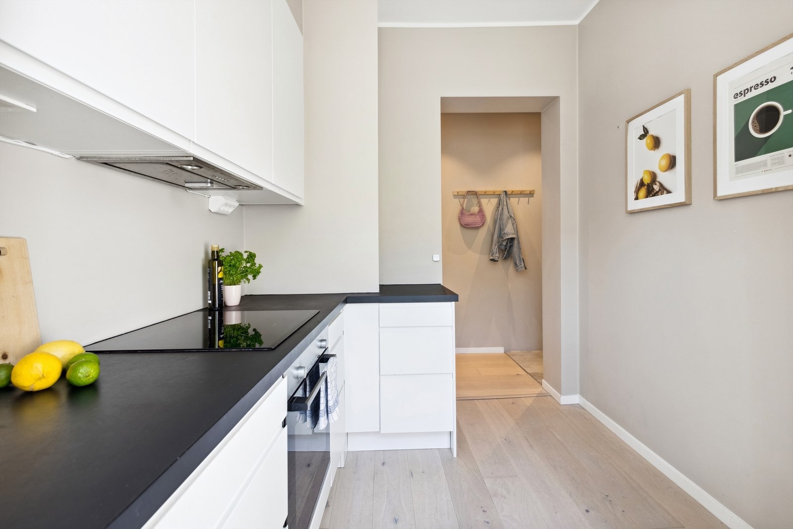 Medfølgende hvitevarer fra Bosch: induksjonstopp, ventilator, stekeovn, oppvaskmaskin og kjøleskap med frysedel Galleribilde