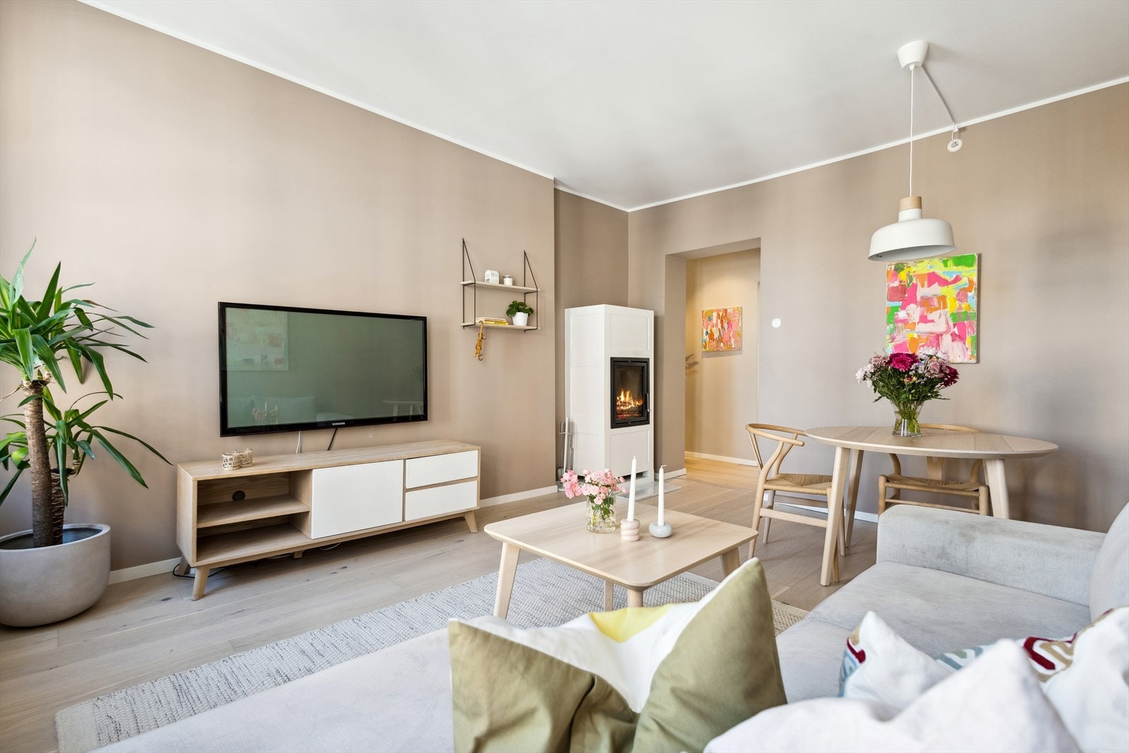 Leiligheten er gjennomgående malt i delikate farger, og har enstavs parkett på gulv i alle rom Galleribilde