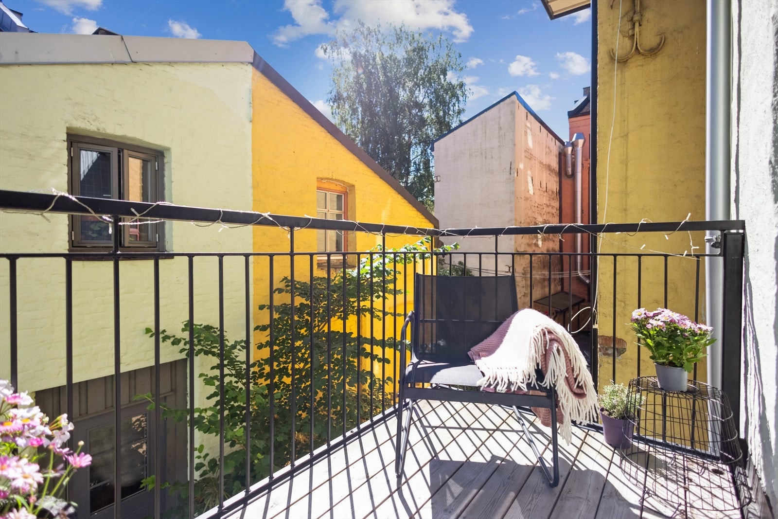 Koselig østvendt balkong, med morgen/formiddagssol. Balkongen ble bygget i 2014. Plass for sittemøblement og en liten grill Galleribilde