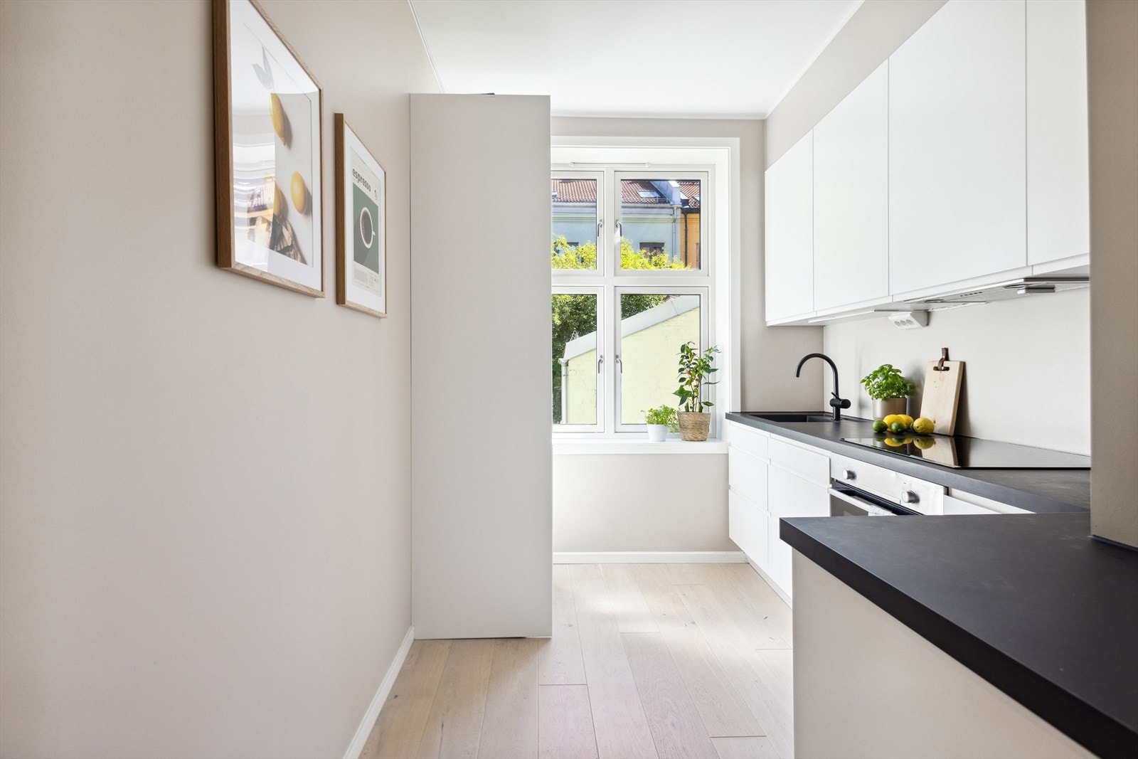 Romslig kjøkken i separat rom. Stort vindu som slipper inn godt med lys og gir god atmosfære Galleribilde