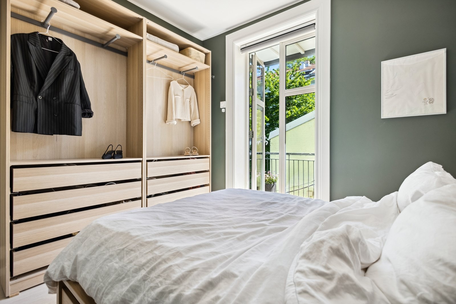 Praktisk, åpen garderobeløsning fra IKEA med skuffer og heng Galleribilde