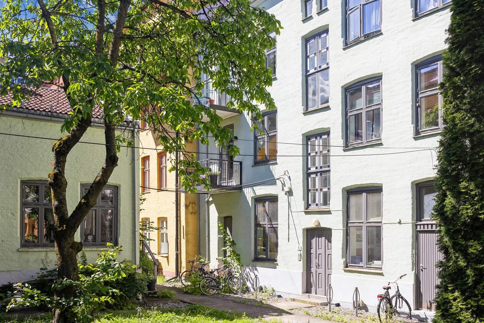 Hyggelig bakgård og inngangsparti Galleribilde