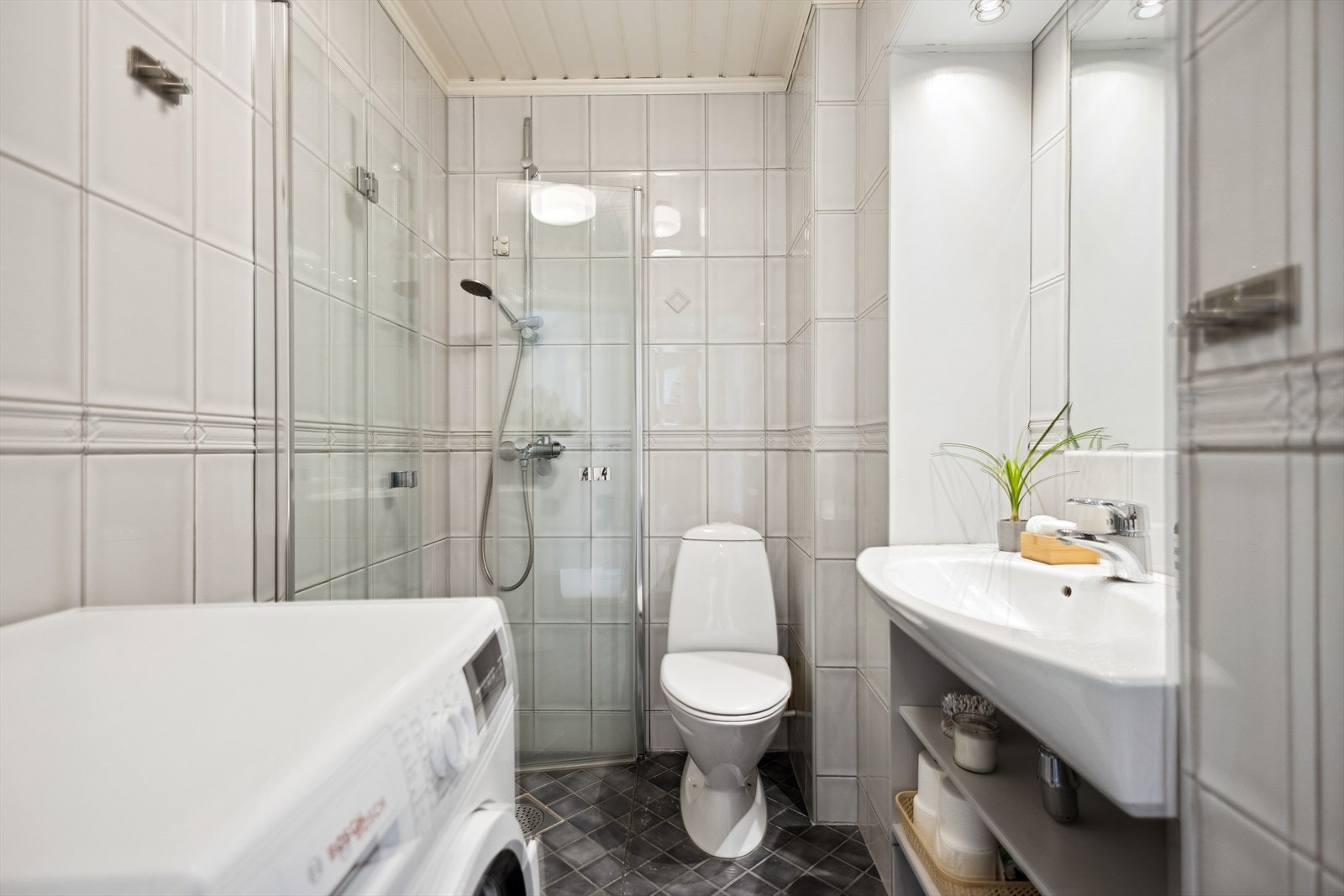 Pent baderom, pusset opp av tidligere eiere i 2012. Flislagt med varmekabler i gulvet, og opplegg for vaskemaskin. Dusjsone med glassdører Galleribilde