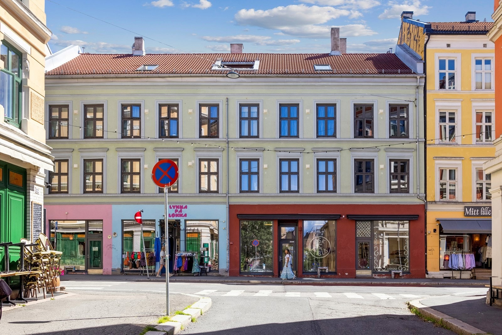 Her bor du i en enveiskjørt gate, og skjermet fra trafikken i Thorvald Meyers Gate. Likevel kort vei til kollektiv trafikk, og alt byen har å by på! Velkommen til visning! Galleribilde