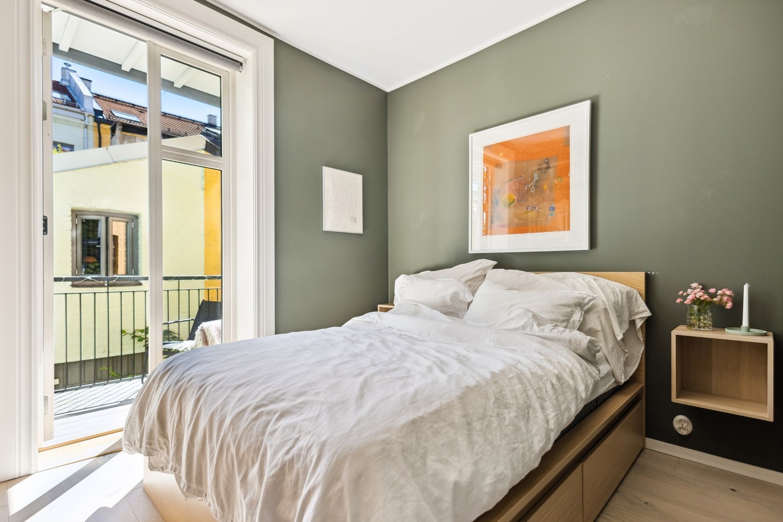 Pent soverom med utgang til den koselige balkongen. Soverommet har god plass til dobbelseng med nattbord på hver side Galleribilde