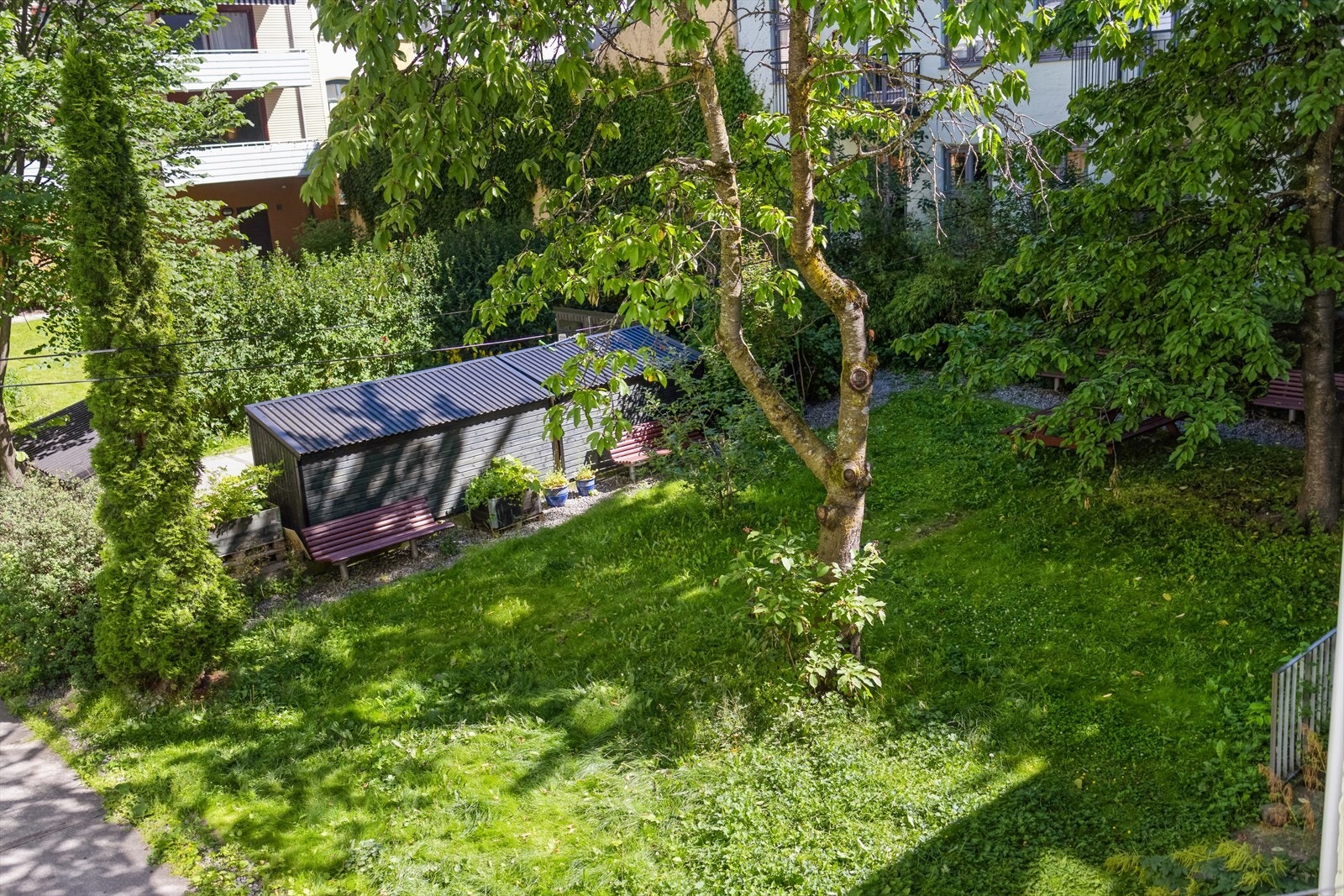 Utsikt fra balkongen ned i felles bakgård Galleribilde