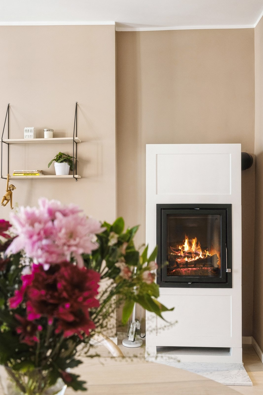 Flott peis i stuen som varmer godt på kalde dager. Her kombineres det klassiske med det moderne! Galleribilde