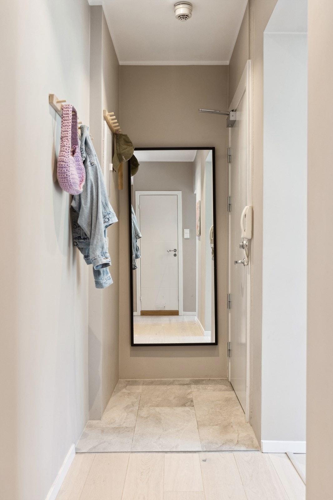 Velkommen inn! Varmekabler i flislagt entré. Plass for yttertøy og sko. Dørcalling Galleribilde