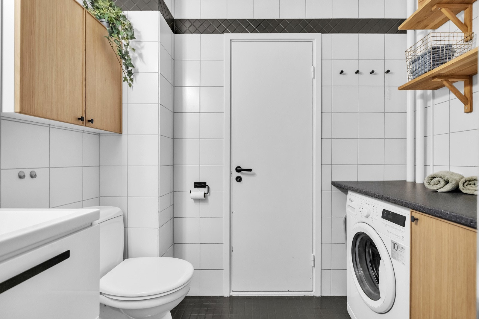 Praktisk innredet med god oppbevaringsplass og nisje for vaskemaskin. Galleribilde