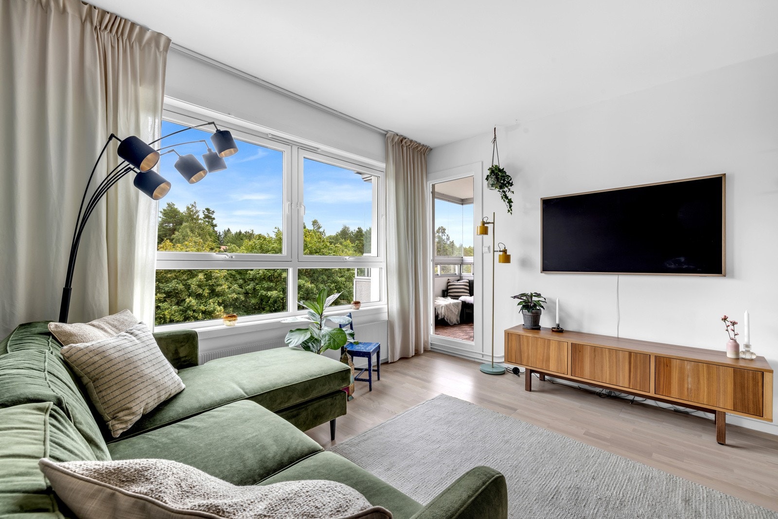 Leiligheten har store vindusflater som slipper inn rikelig med lys. Galleribilde