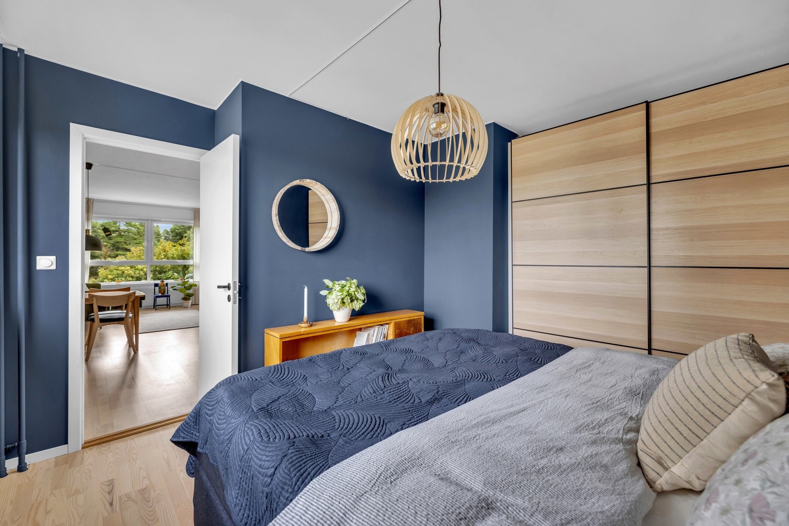 Utstyrt med skyvedørsgarderobe og god plass til dobbeltseng. Galleribilde