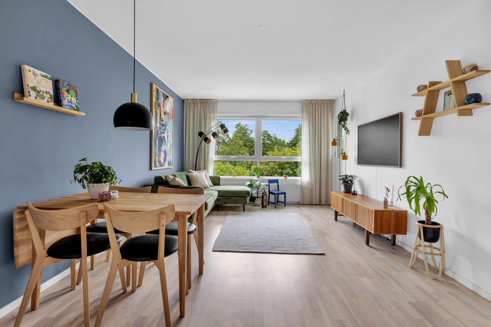 Lys 3-roms hjørneleilighet med en sosial planløsning. Galleribilde