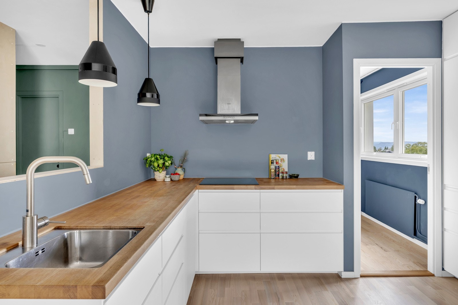 Fin og moderne IKEA kjøkkeninnredning fra 2019. Galleribilde
