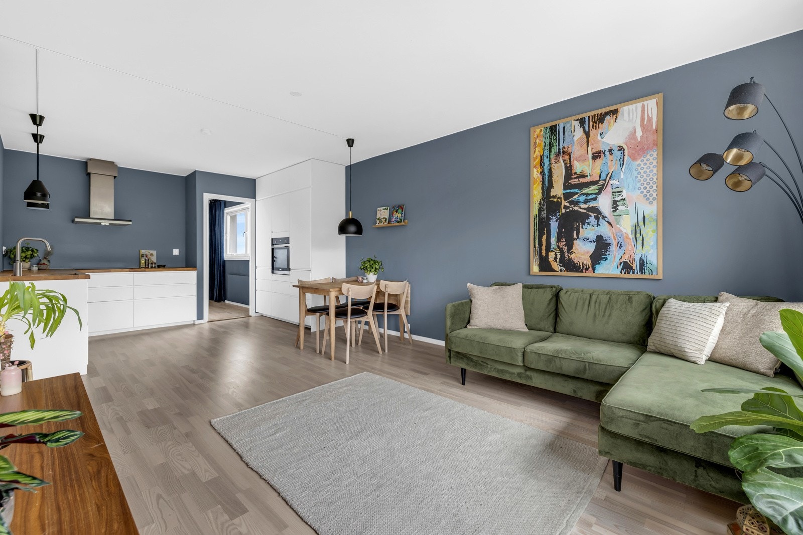 Du får god plass til å innrede med et spisebord samt en sofagruppe og diverse skap- og hylleløsninger. Galleribilde